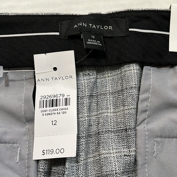 Ann Taylor Ankle Pant. Size 12 - Picture 3 of 8
